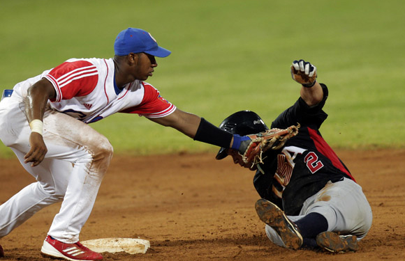 Arruebarruena poner Out en segunda base a Johnny Field.  Foto: Ismael Francisco/Cubadebate